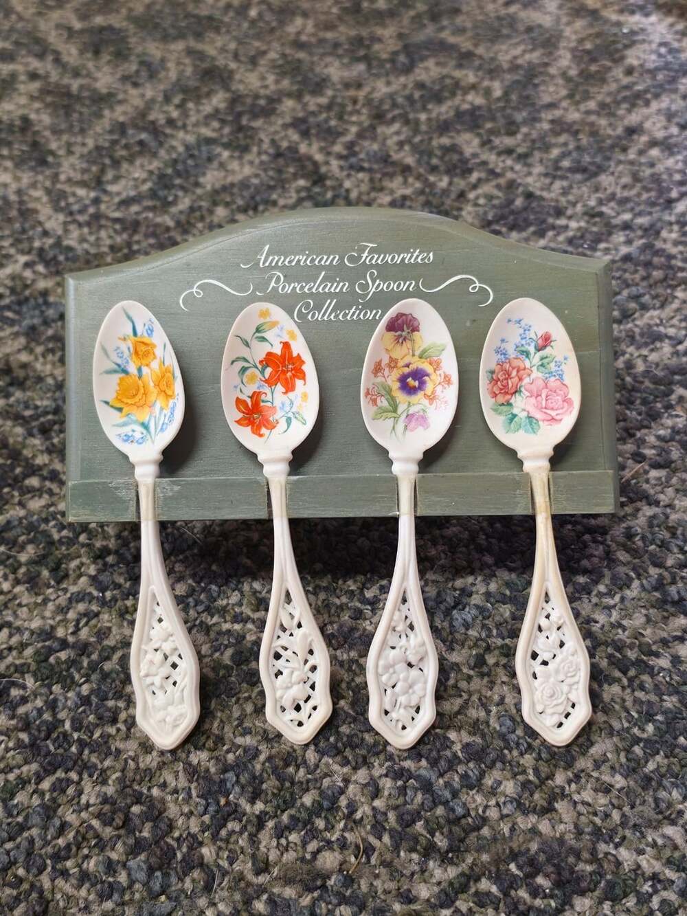 Spoon Collection American Favorites Porcelain Set Avon Wood Holder
